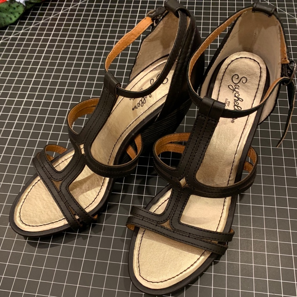 NWOT Seychelles black caged wedge sandals …